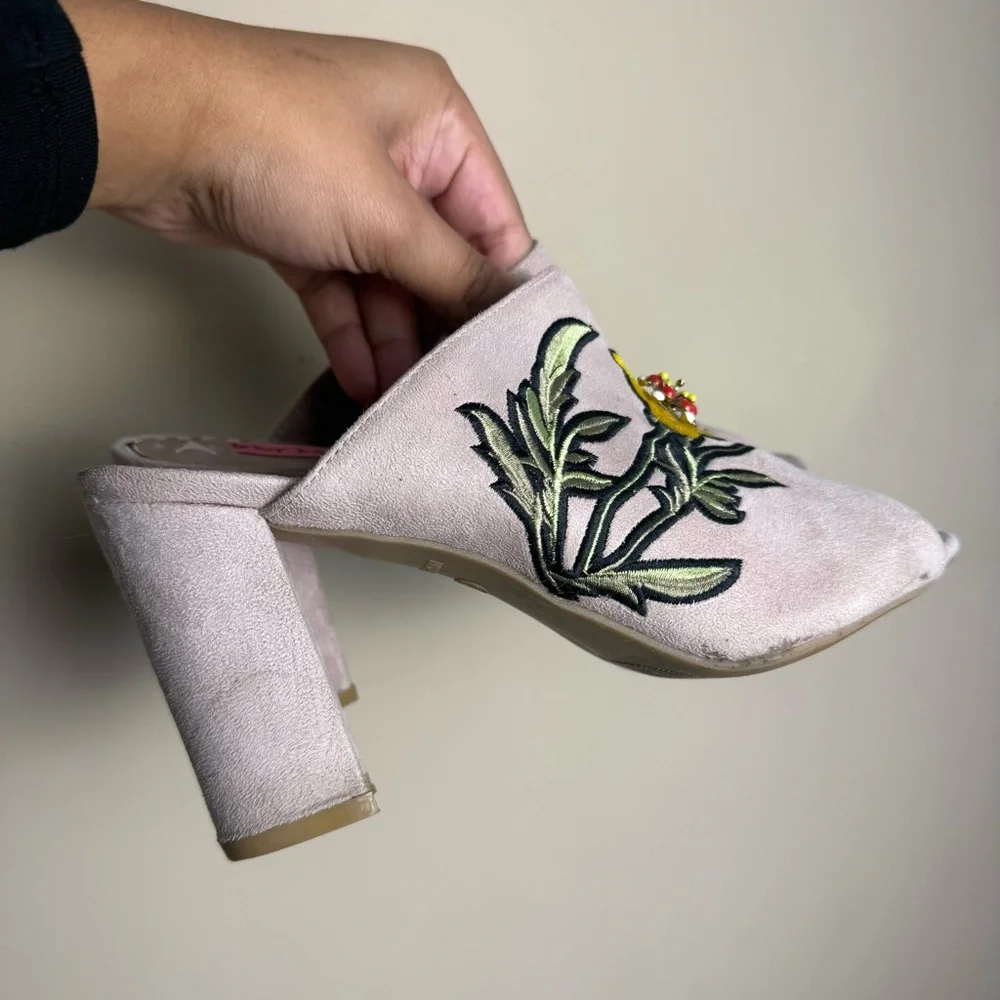 Betsey Johnson Yellow Floral Embroidered Mules Size 9ā - Picture 8 of 15